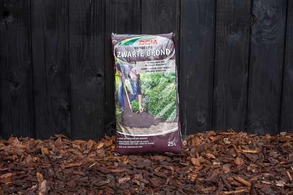 Zwarte, bemeste tuingrond, bundel aanbieding - Vruchtbare humusrijke grond voor het ophogen van uw tuin of border