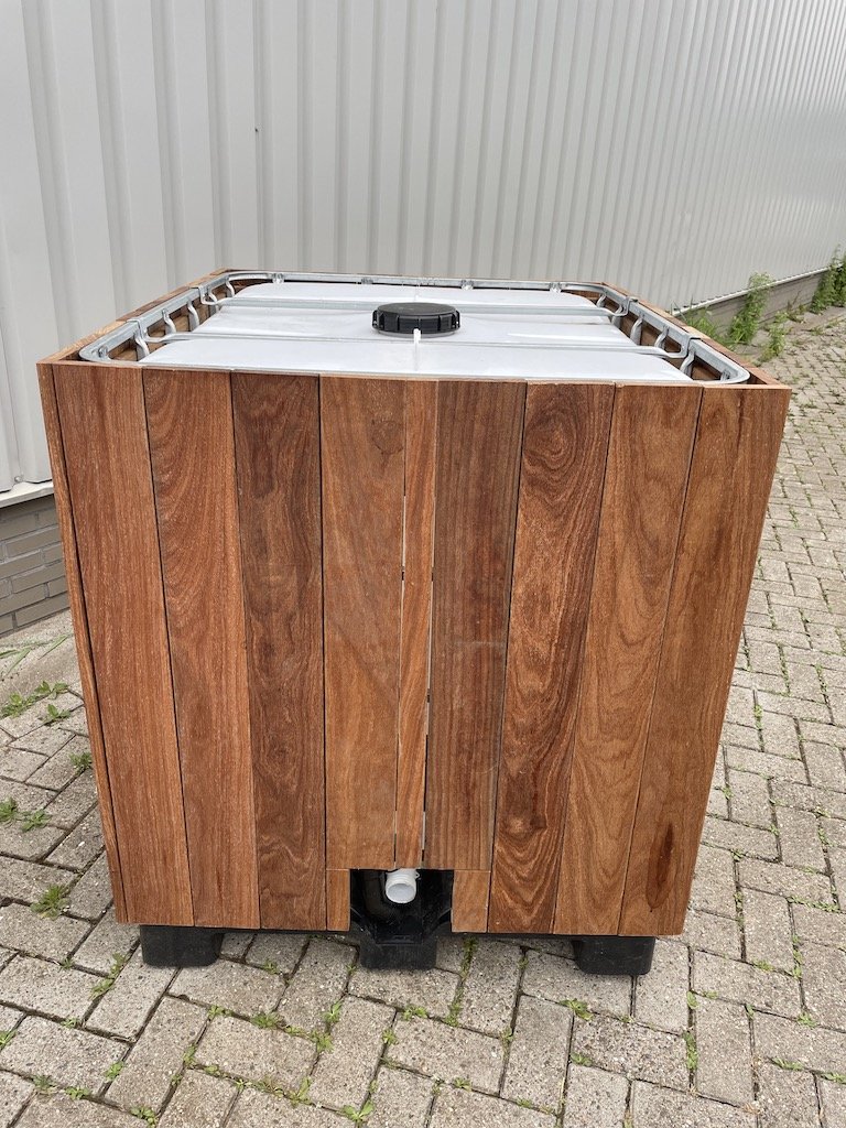 Regenton Zo maak je een grote regenton van een omgebouwde IBC container
