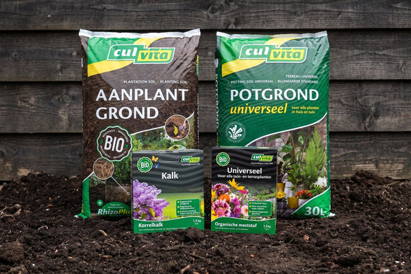 Biologische tuinbemesting: Culvita aanplantgrond, potgrond, korrelkalk en universele organische meststof op de tuingrond