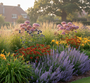 
Calamagrostis x acutiflora 'Karl Foerster' met

Daglelie 'Hemerocallis' geel

Kogeldistel 'Echinops'

Koninginnekruid 'Eupatorium' achteraan

Kattenkruid 'Nepeta' als randbeplanting, 

Zonnekruid 'Helenium' rood