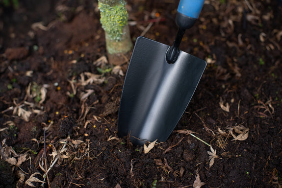 Plantschepje zwart gecoat - voor aanplanten P9 planten - Wovar